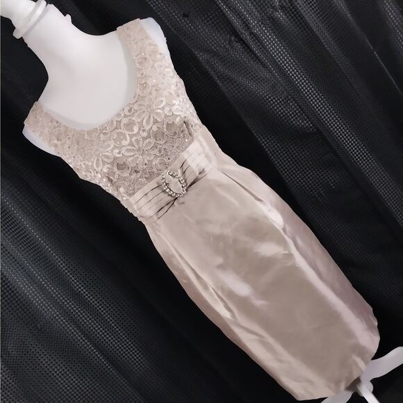 R & M RICHARDS PETITES! CHAMPAGNE BEIGE SATIN, LACE & RHINESTONE DRESS! SZ 10P - Picture 9 of 9